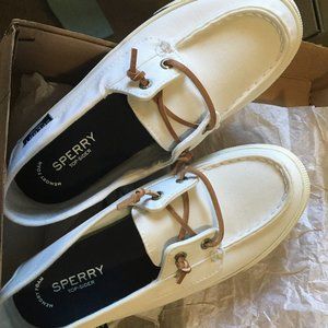 NWT- Sperry Lounge Away Sneaker